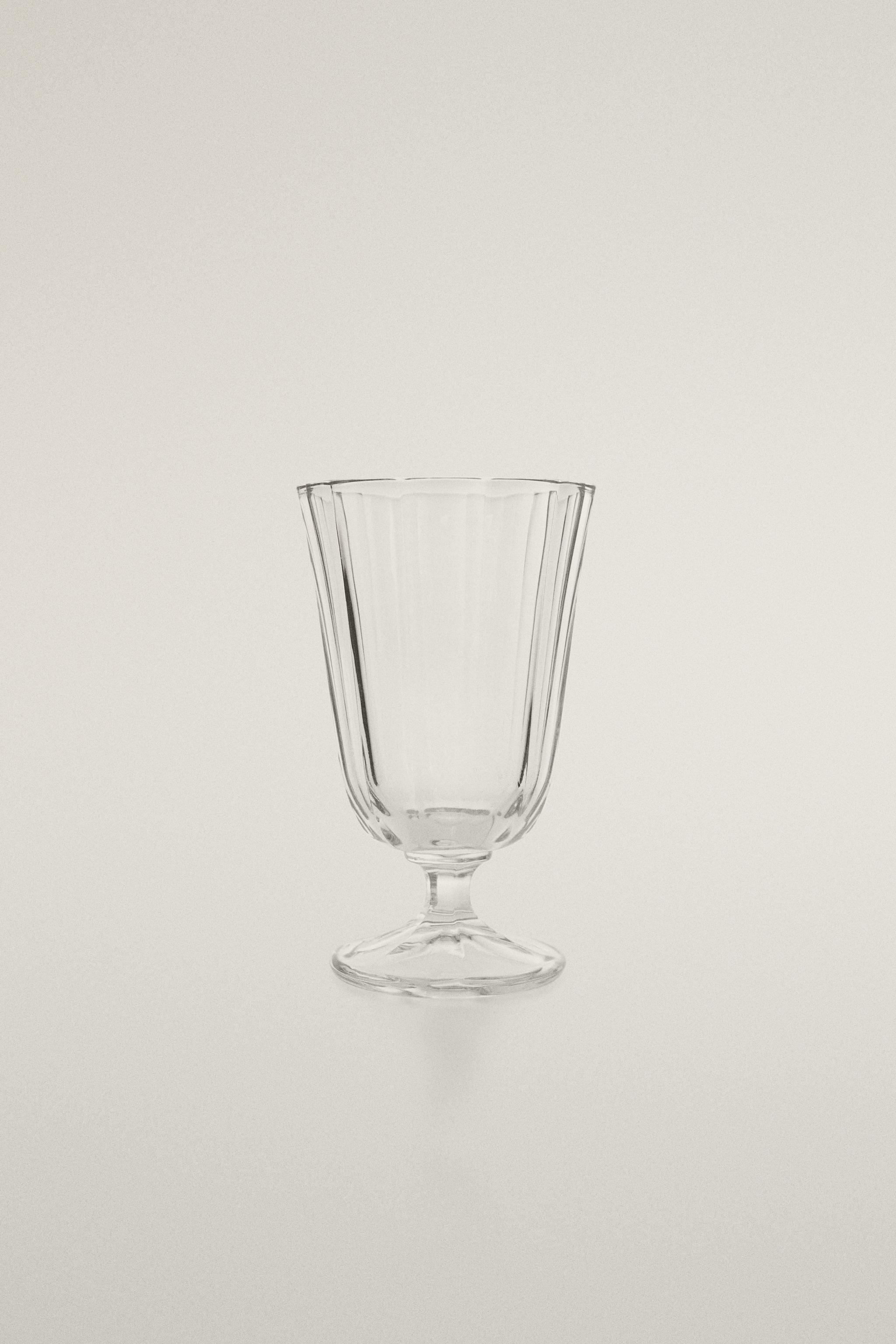 RAISED FACETED WINE GLASS